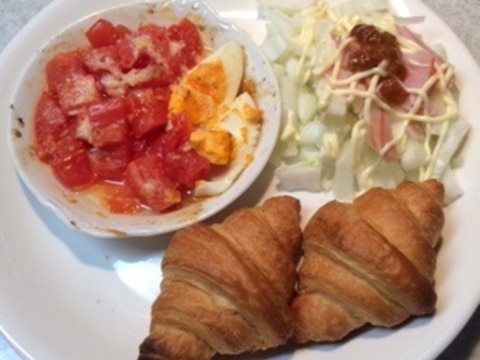 焼きトマトと白菜和えのクロワッサンのワンプレート